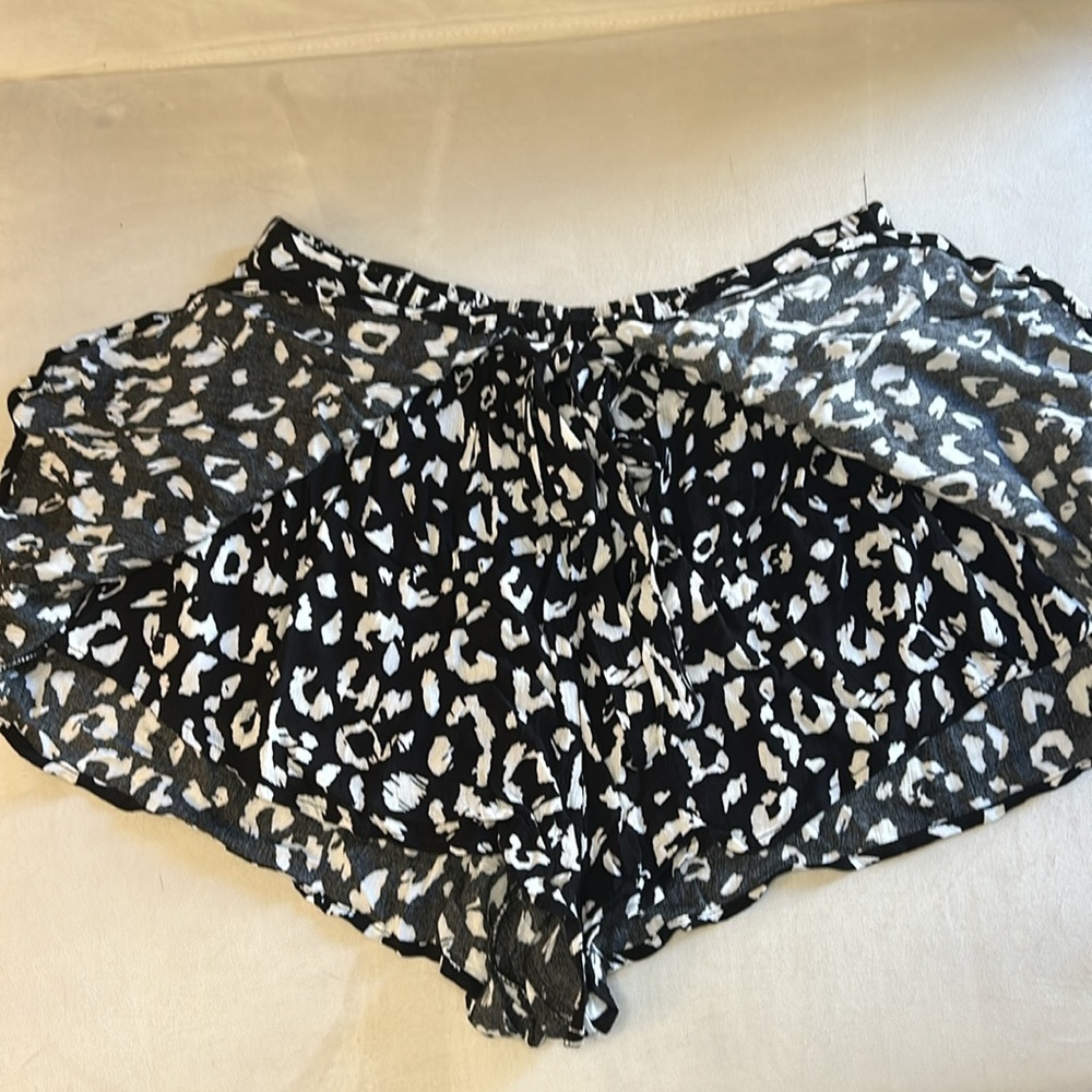Lulu’s Cheetah print shorts (L) - Picture 8 of 13